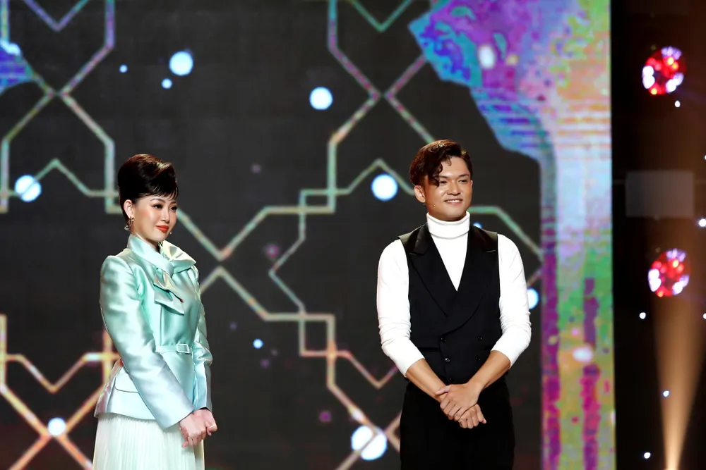 Bảo Jun nghe nhận xét từ ban giám khảo. Bảo Jun nghe nhận xét từ ban giám khảo.