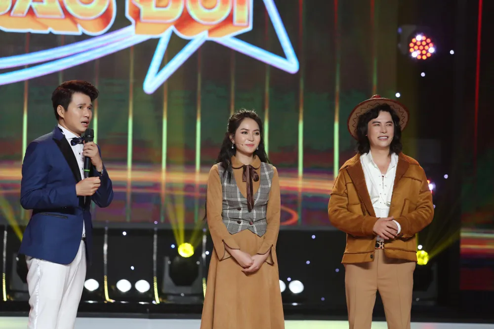 Minh Sang và Nguyễn Duyên Quỳnh nghe nhận xét từ ban giám khảo.