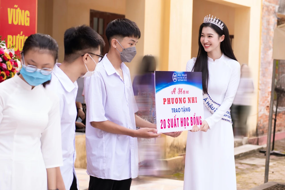 Phương Nhi trao 20 suất học bổng cho các em học sinh tại trường.