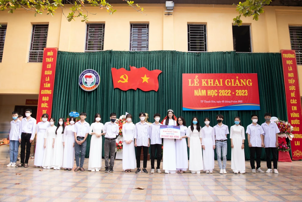 Hình ảnh Phương Nhi tại ngôi trường mình đã từng học.