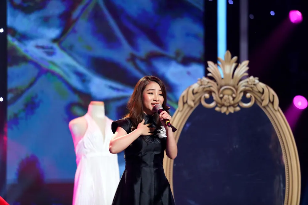 Thí sinh Thạch Thảo với ca khúc &apos;Tạ tình&apos;.