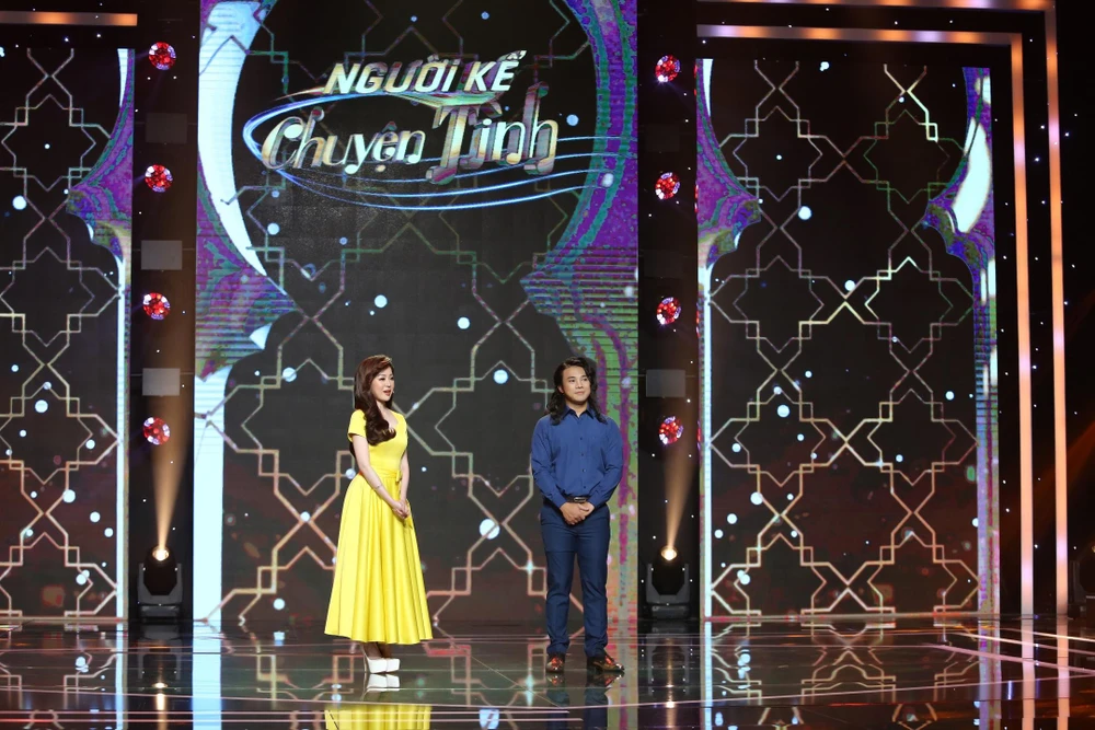 Tuấn Nghĩa nghe nhận xét từ ban giám khảo.