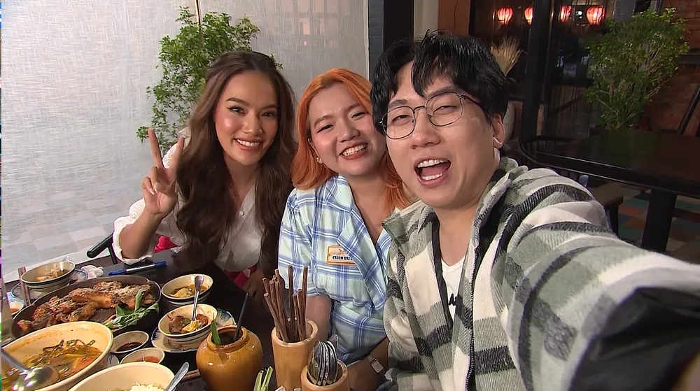 Người đẹp Lê Hoàng Phương chụp ảnh kỷ niệm với Phát La và Chen Ru Lu Người đẹp Lê Hoàng Phương chụp ảnh kỷ niệm với Phát La và Chen Ru Lu