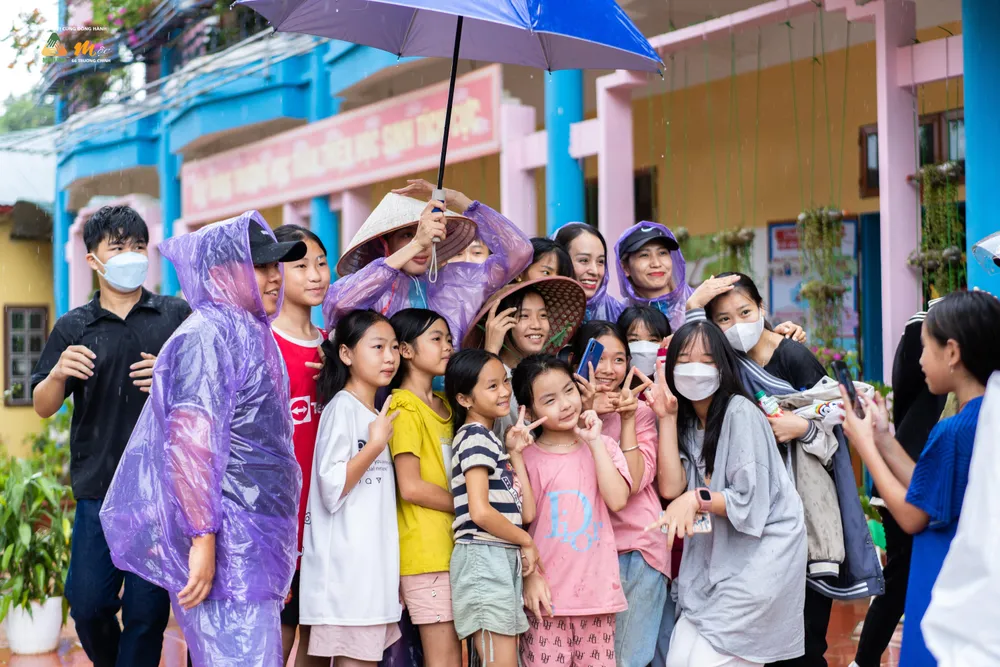 Nàng hậu chụp hình cùng các em nhỏ.