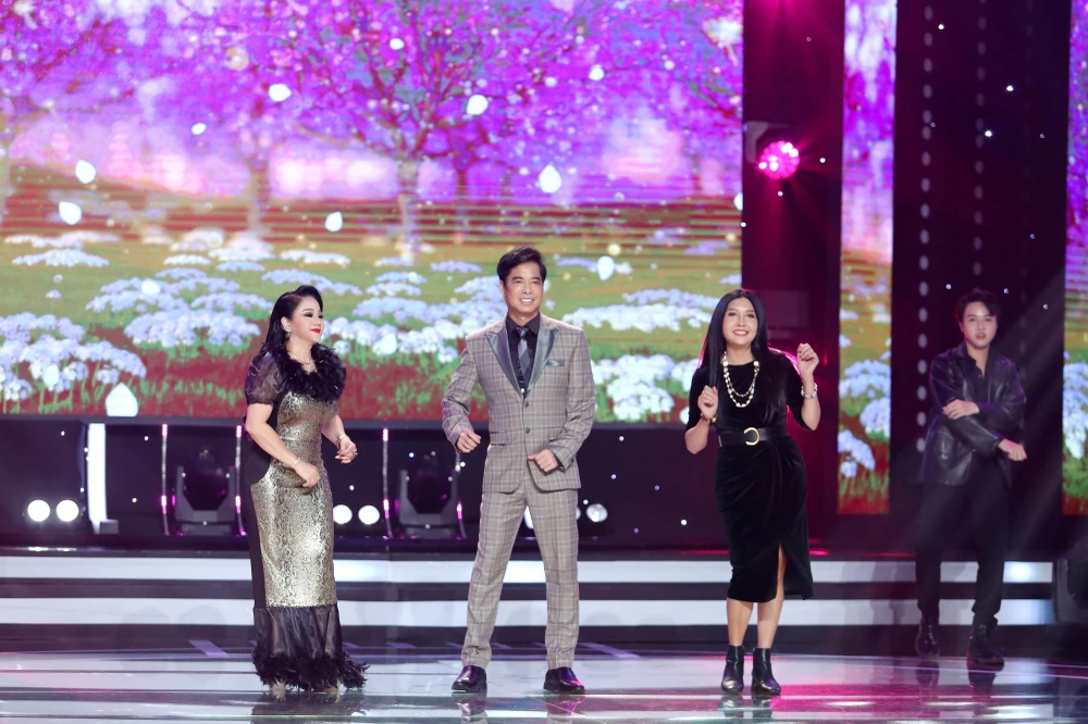 Bộ ba giám khảo Ngọc Ánh, Ngọc Sơn, Họa Mi trình diễn tiết mục của mình. Ảnh: CTCC Bộ ba giám khảo Ngọc Ánh, Ngọc Sơn, Họa Mi trình diễn tiết mục của mình. Ảnh: CTCC