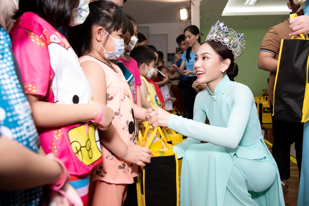 Hoa hậu Mai Phương trao quà cho các em.