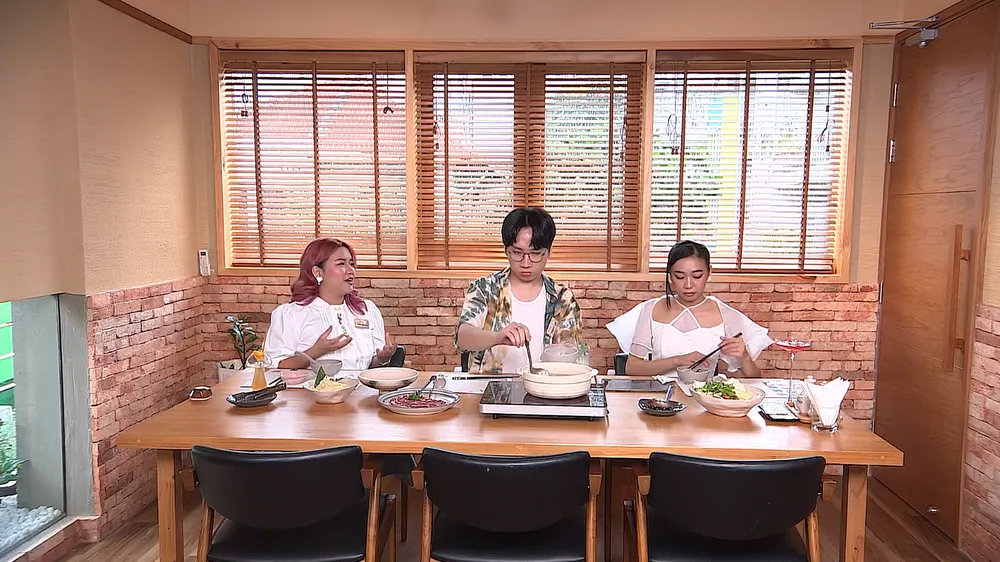 Nguyên Thảo cùng hai trưởng phòng thưởng thức món ăn.