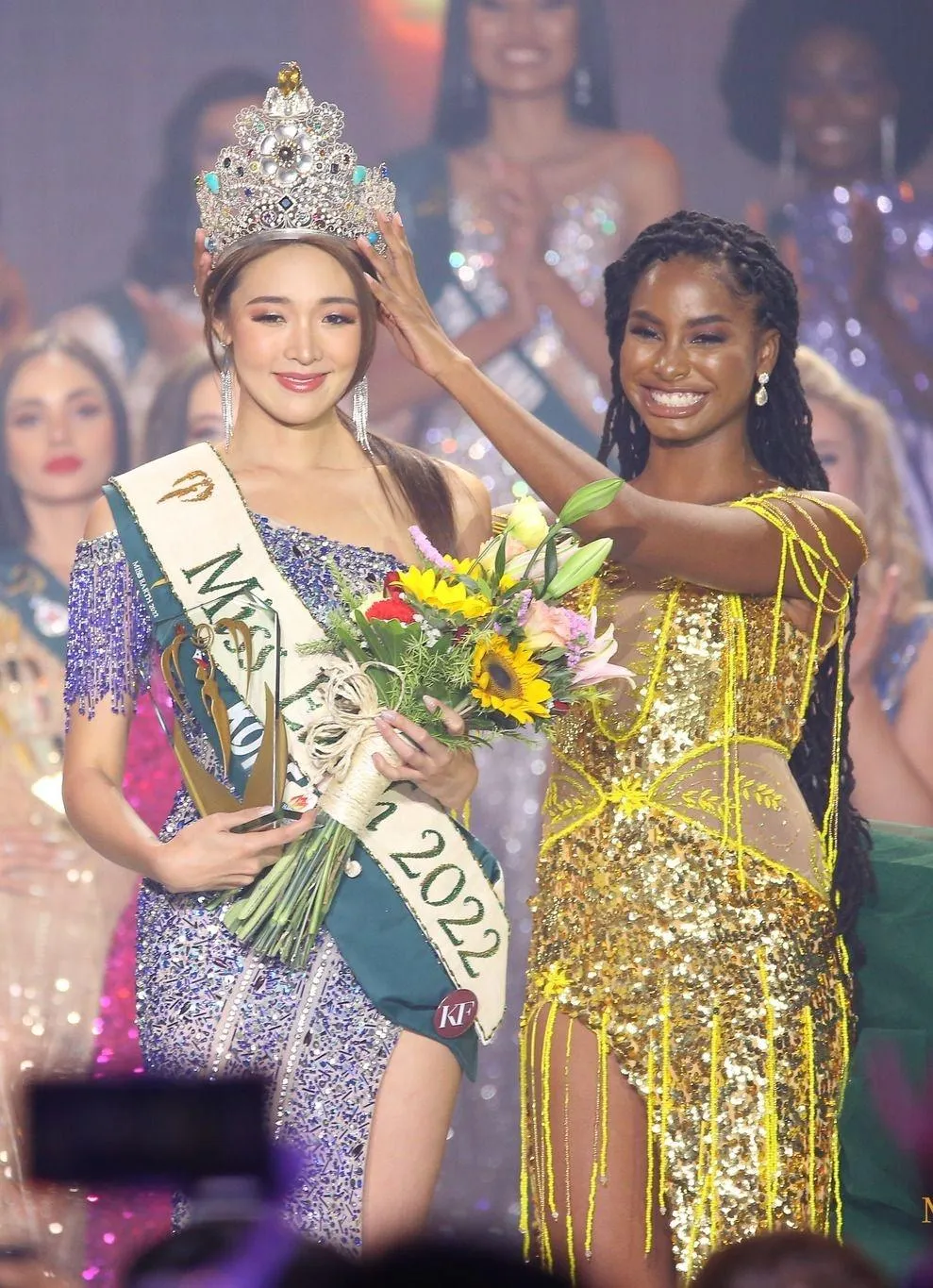 Khoảnh khắc đăng quang của người đẹp Hàn Quốc. Ảnh: Miss Earth Hoa hậu Trái Đất