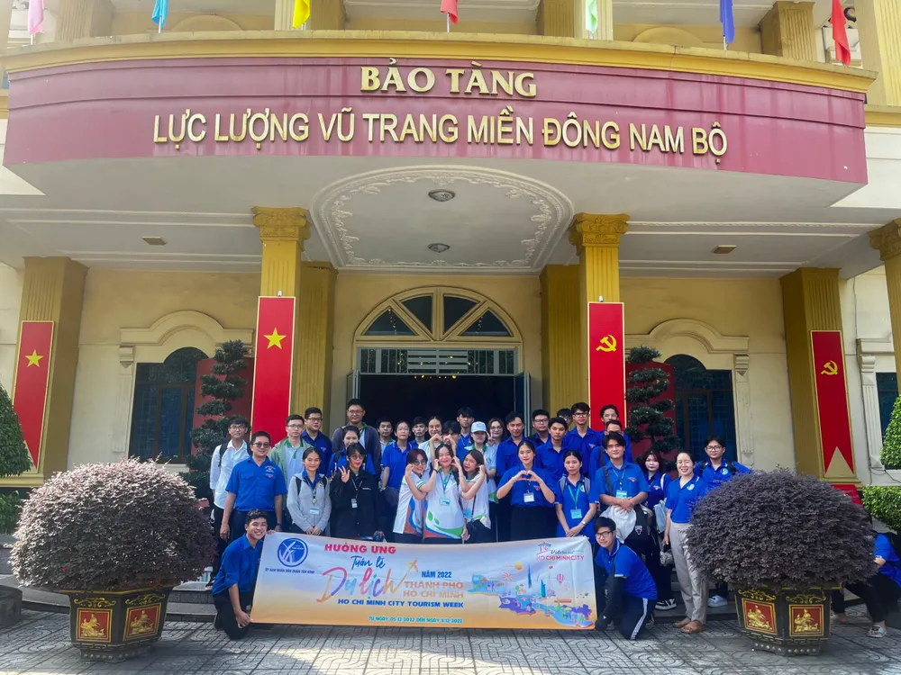 Các bạn sinh viên - đoàn viên trên địa bàn quận Tân Bình chụp hình lưu niệm tại Bảo tàng Lực lượng Vũ trang Miền Đông Nam Bộ.