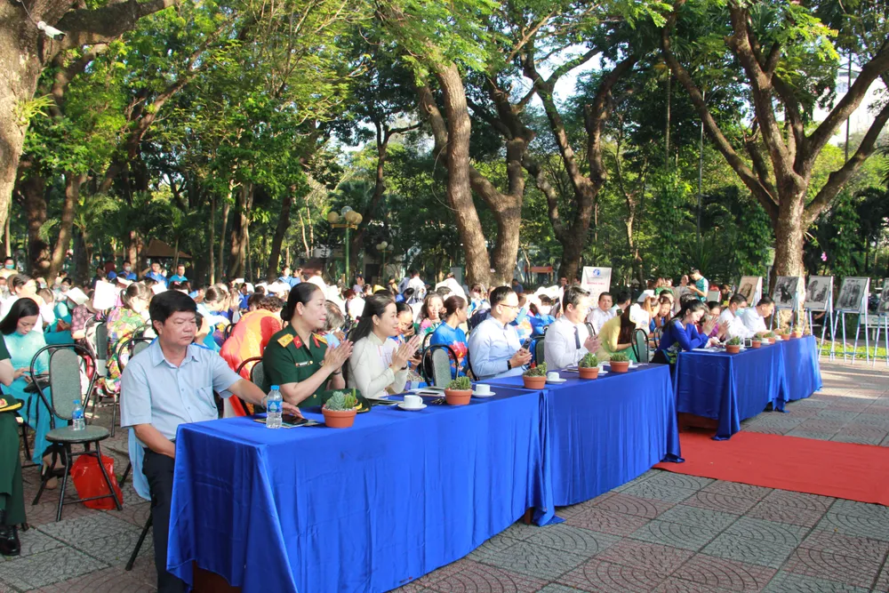 Các đại biểu và khách mời đến tham dự buổi lễ. Ảnh: LÊ PHƯƠNG