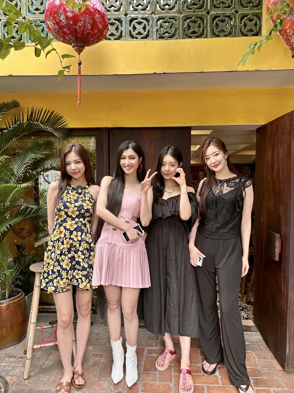 Á hậu Phương Nhi (thứ hai, trái) cùng dàn hậu Hàn Quốc. Ảnh: SV