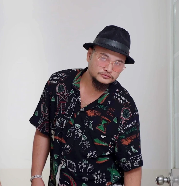 Diễn viên Vinh Râu.