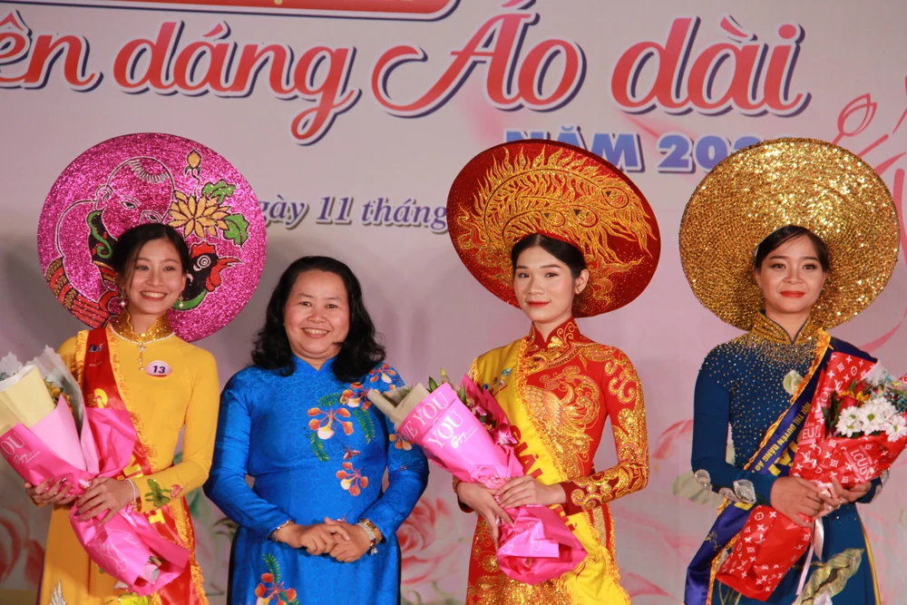 Phó Chủ tịch LĐLĐ Thành phố Lê Thị Kim Thúy trao giải cho các thí sinh xuất sắc nhất Hội thi.