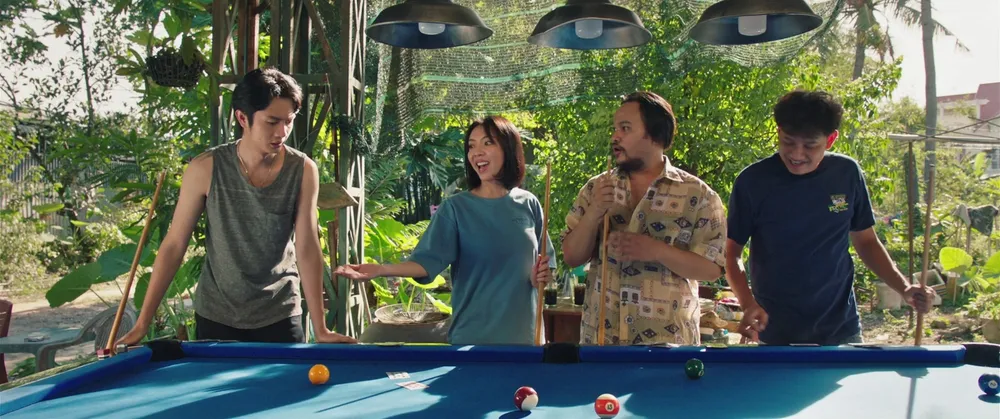 Nhót (Thu Trang) và những chàng trai trong xóm.