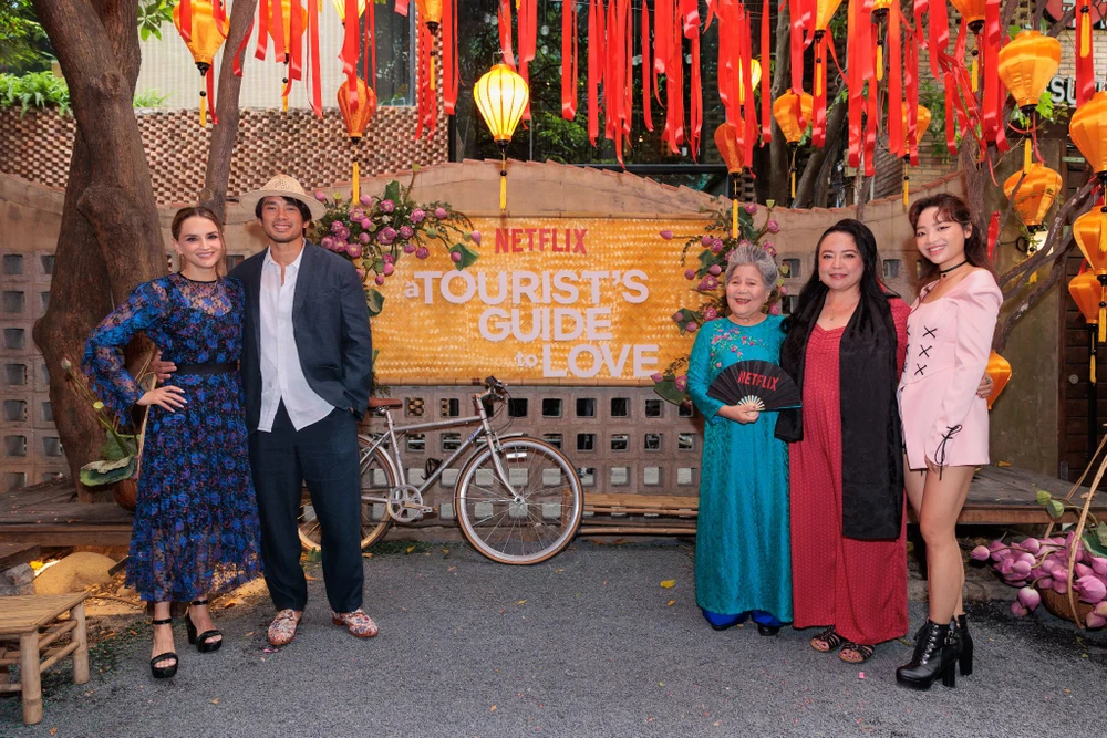 Từ trái sang phải: Diễn viên chính kiêm nhà sản xuất Rachael Leigh Cook, diễn viên chính Scott Ly, NSƯT Lê Thiện, biên kịch Eirene Trần Donohue và nữ diễn viên Quinn Trúc Trần. Ảnh: NSX