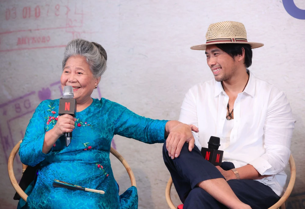 Bà nội NSƯT Lê Thiện cùng cháu trai Scott Ly.