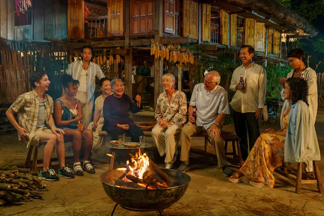 Nhân vật Bà nội do NSƯT Lê Thiện thủ vai, tiếp đón qua du khách tại ngôi làng ở Hà Giang. Nhân vật Bà nội do NSƯT Lê Thiện thủ vai, tiếp đón qua du khách tại ngôi làng ở Hà Giang.