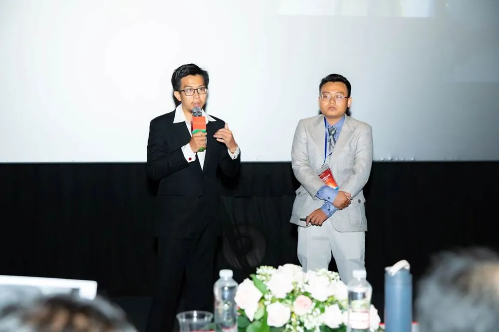 Hai đạo diễn Vũ Hoàng Hiệp và Tuấn Lê thuyết trình về phim Anh em kiếp này. Ảnh: CTCC