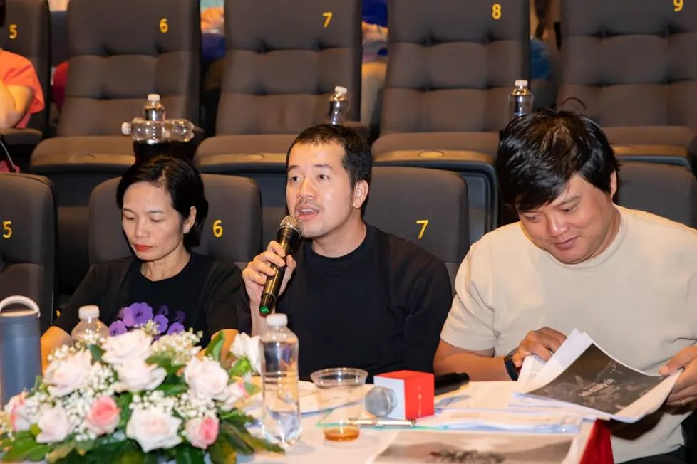 Hội đồng thẩm định trao đổi với các thí sinh tốp 14 về dự án.