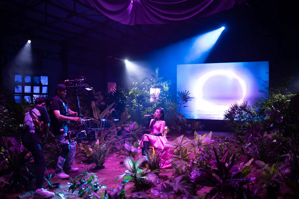 Annie cùng ê-kíp thực hiện sản phẩm âm nhạc mới. Annie cùng ê-kíp thực hiện sản phẩm âm nhạc mới.