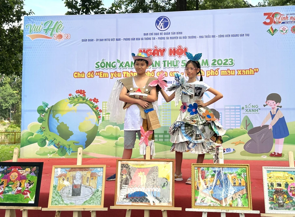 Những bức vẽ của các em thiếu nhi tham gia vẽ tranh được trình bày tại Ngày hội.