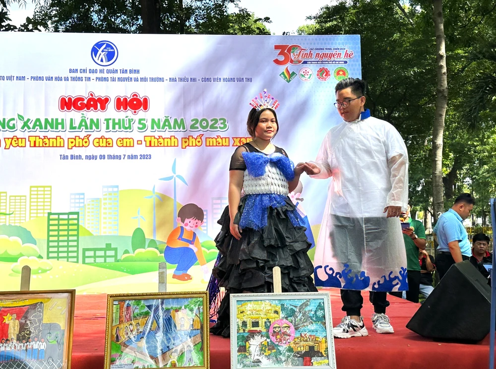 Các đơn vị trình diễn trang phục tái chế tại Ngày hội.