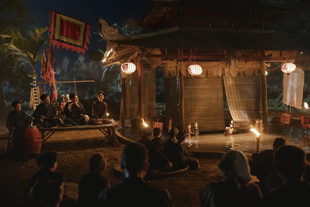 Nghệ thuật văn hóa dân gian truyền thống Múa rối nước cũng được đạo diễn tinh tế đưa vào phim.