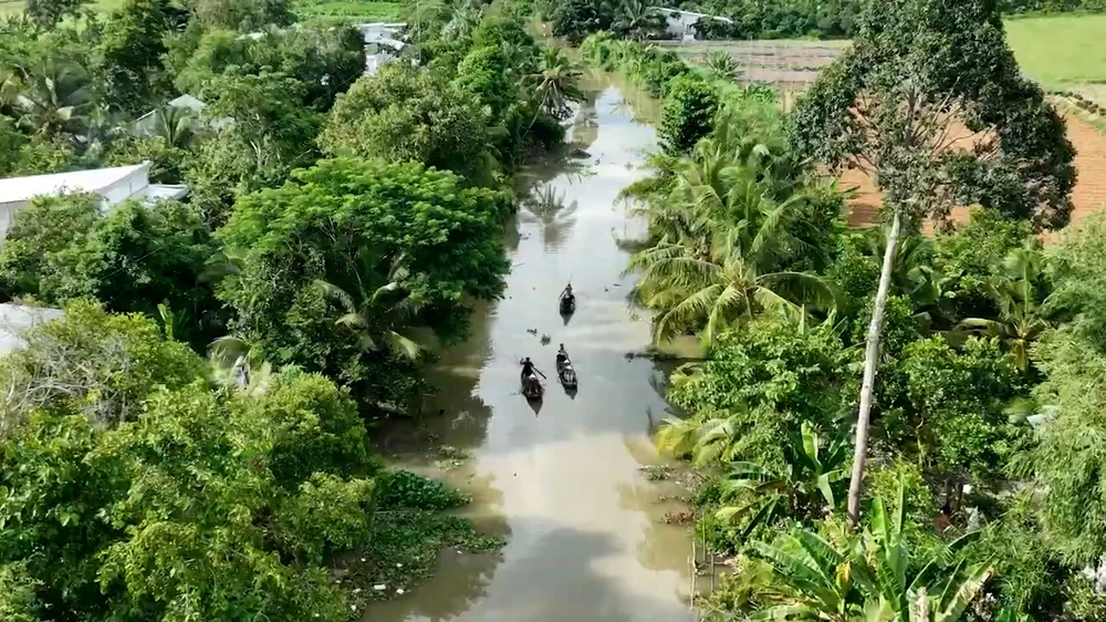 Thùy Tiên lấy bối cảnh miền tây sông nước để thực hiện sê-ri.