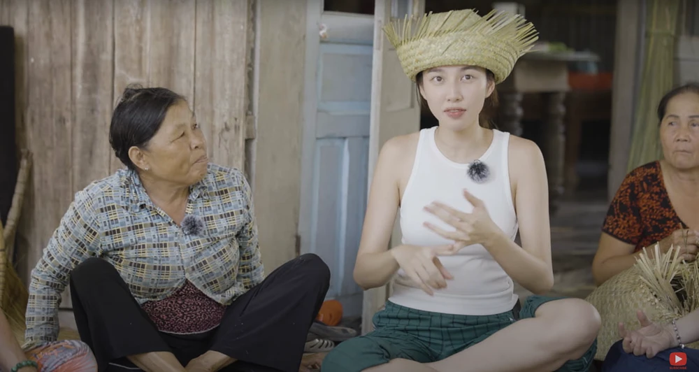 Thùy Tiên đang chia sẻ với cô Út Loan.