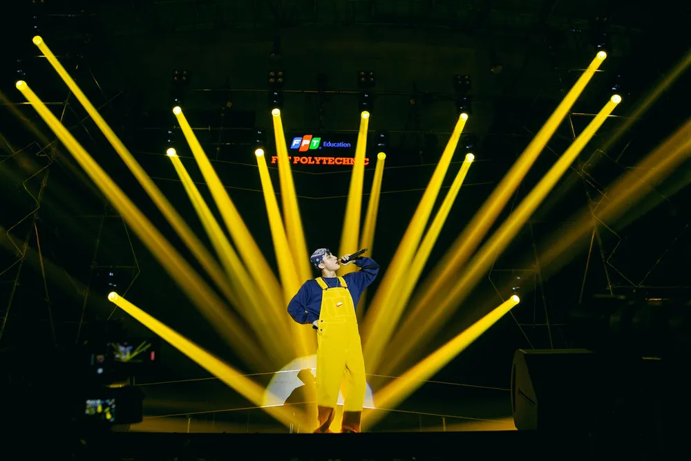 Sơn Tùng M-TP trên sân khấu Happy Bee 10. Ảnh: FPT