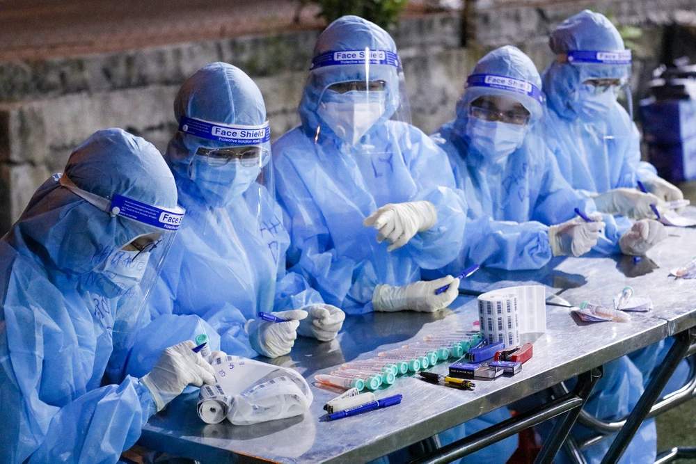 Bình Tân: Sợ dịch, giữa đêm dân vẫn xếp hàng dài để lấy mẫu ảnh 7