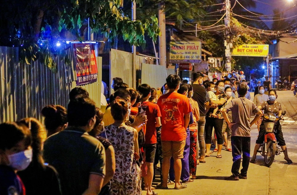 Bình Tân: Sợ dịch, giữa đêm dân vẫn xếp hàng dài để lấy mẫu ảnh 3