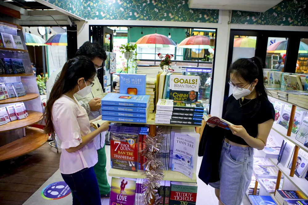 Mở cửa đường sách TP.HCM: Cuộc sống đang dần bình thường trở lại ảnh 10