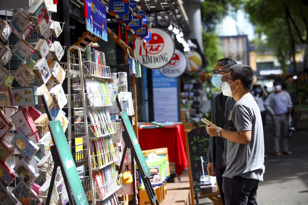 Mở cửa đường sách TP.HCM: Cuộc sống đang dần bình thường trở lại ảnh 6