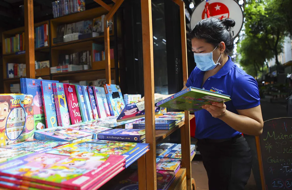 Mở cửa đường sách TP.HCM: Cuộc sống đang dần bình thường trở lại ảnh 2