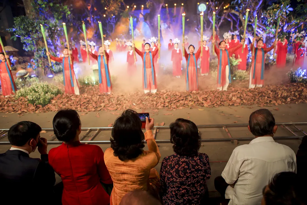 Lễ cưới xúc động của y bác sĩ tuyến đầu chống dịch ảnh 12