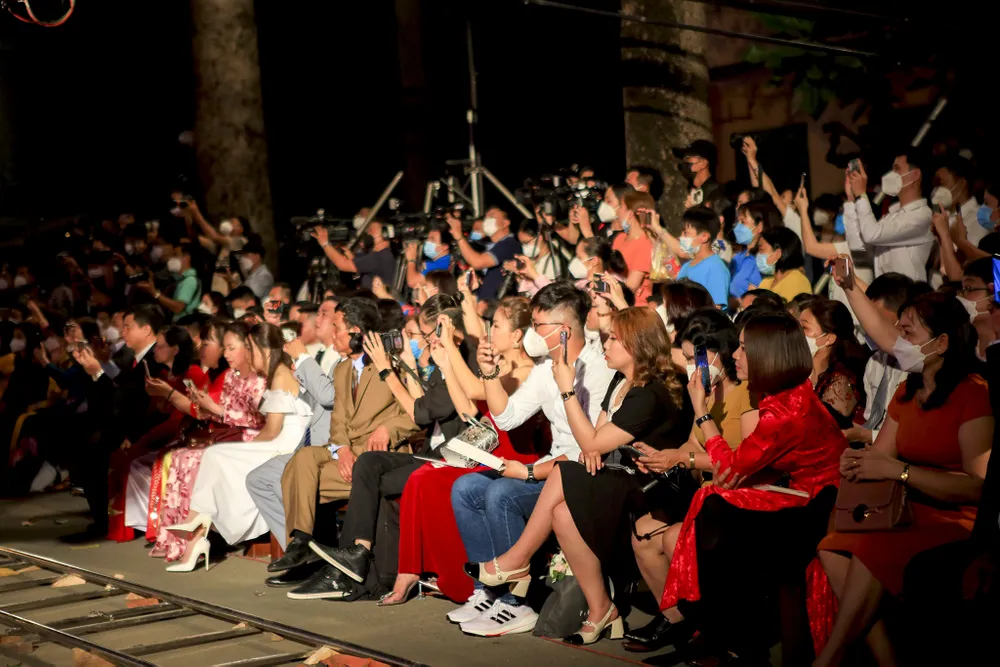 Lễ cưới xúc động của y bác sĩ tuyến đầu chống dịch ảnh 13