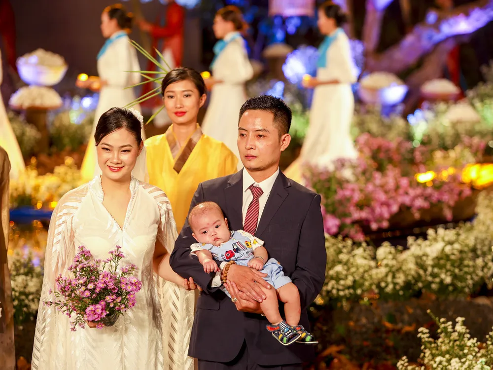 Lễ cưới xúc động của y bác sĩ tuyến đầu chống dịch ảnh 10