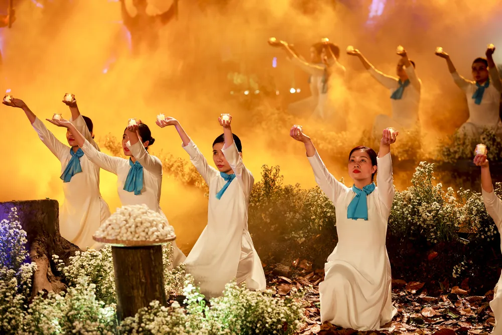 Lễ cưới xúc động của y bác sĩ tuyến đầu chống dịch ảnh 7