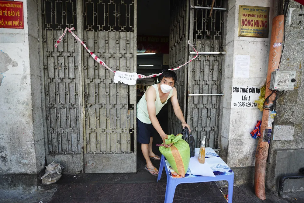 Chung cư Nguyễn Du ở quận 1, TP.HCM gỡ phong tỏa sau 6 tiếng ảnh 5