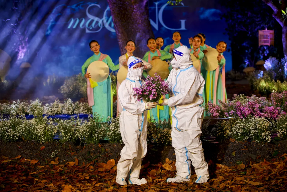 Lễ cưới xúc động của y bác sĩ tuyến đầu chống dịch ảnh 2