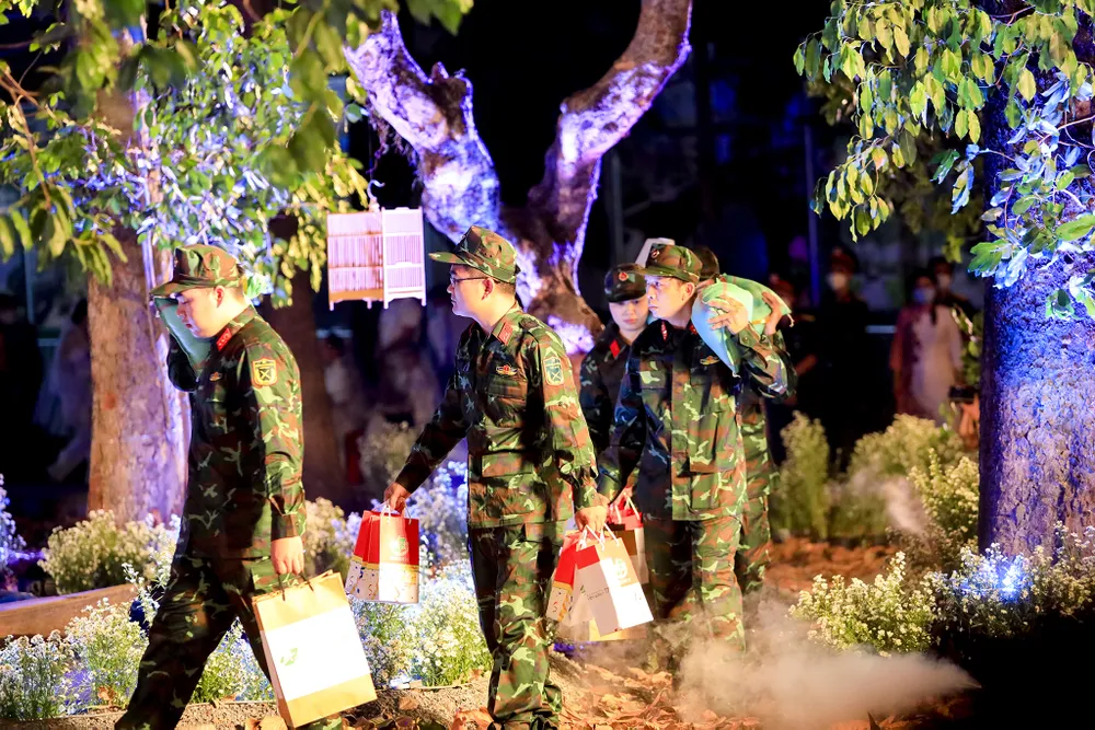 Lễ cưới xúc động của y bác sĩ tuyến đầu chống dịch ảnh 15