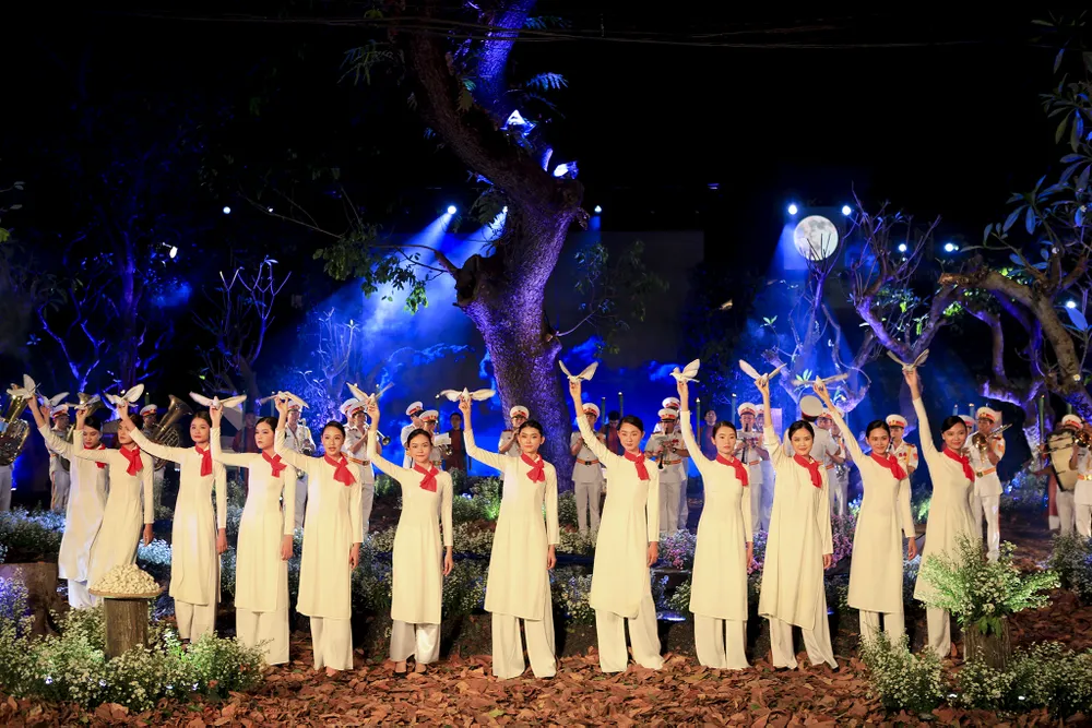 Lễ cưới xúc động của y bác sĩ tuyến đầu chống dịch ảnh 17