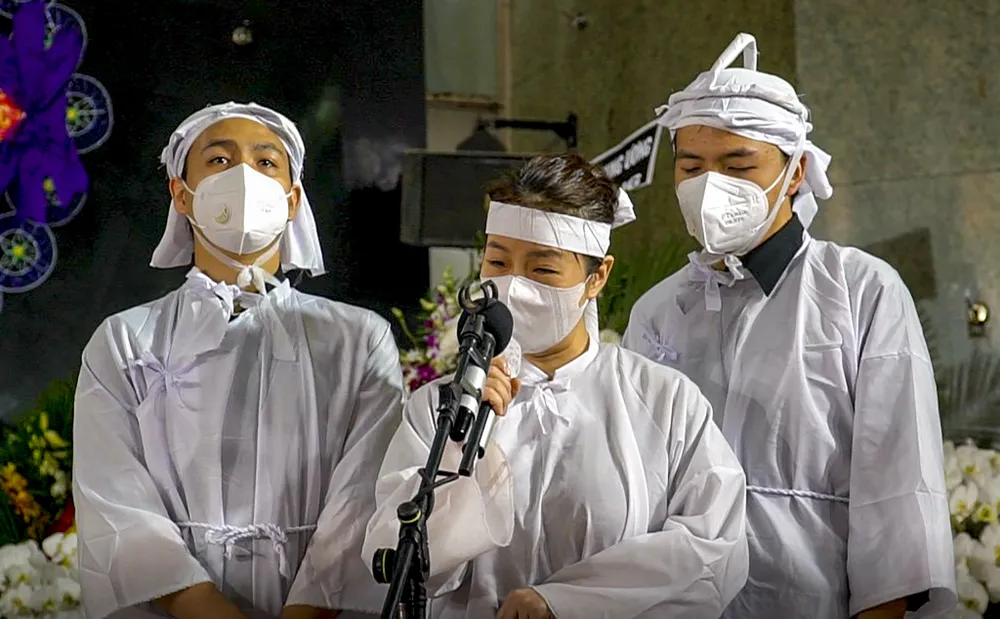 Nhiều người đứng trước trụ sở UBND TP.HCM chào tiễn biệt ông Lê Hòa Bình ảnh 10