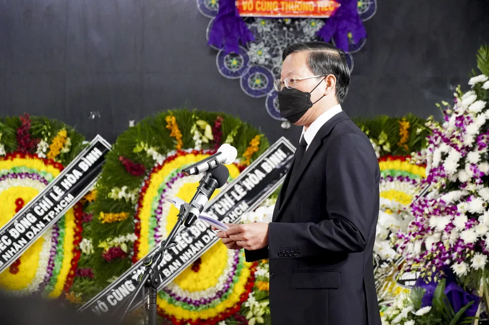 Nhiều người đứng trước trụ sở UBND TP.HCM chào tiễn biệt ông Lê Hòa Bình ảnh 9