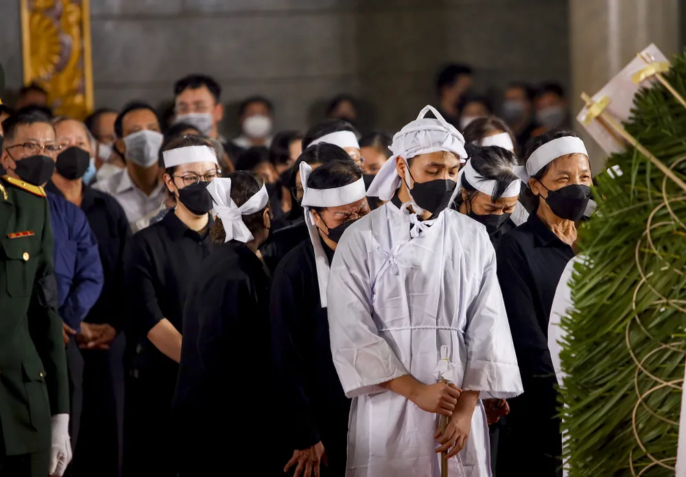 Nhiều người đứng trước trụ sở UBND TP.HCM chào tiễn biệt ông Lê Hòa Bình ảnh 15