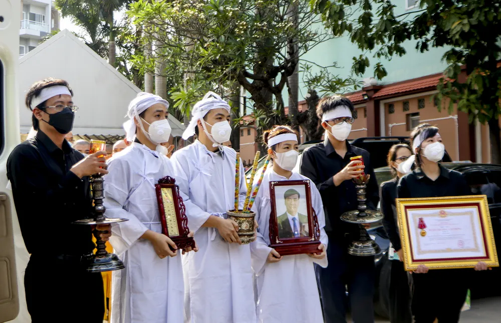 Nhiều người đứng trước trụ sở UBND TP.HCM chào tiễn biệt ông Lê Hòa Bình ảnh 13