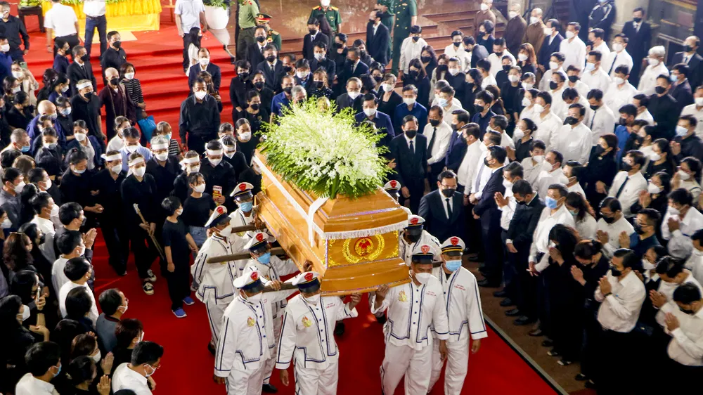 Nhiều người đứng trước trụ sở UBND TP.HCM chào tiễn biệt ông Lê Hòa Bình ảnh 11