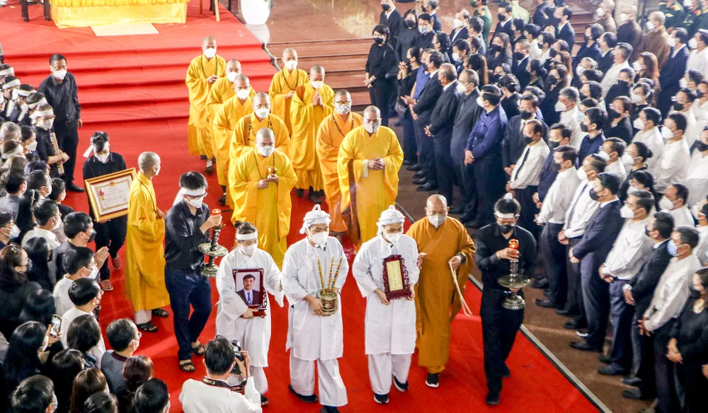 Nhiều người đứng trước trụ sở UBND TP.HCM chào tiễn biệt ông Lê Hòa Bình ảnh 12