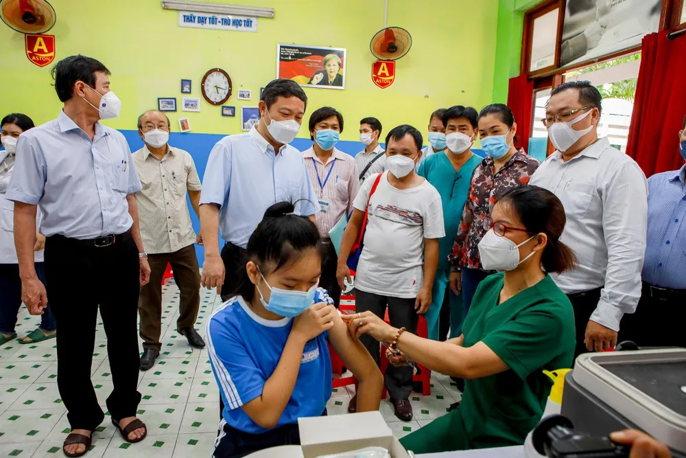 Tại điểm tiêm ông Dương Anh Đức, phó chủ tịch UBND TP.HCM trao đổi cùng phụ huynh, động viện các em học sinh giữ sức khỏe khau khi tiêm vaccine. Tại điểm tiêm ông Dương Anh Đức, phó chủ tịch UBND TP.HCM trao đổi cùng phụ huynh, động viện các em học sinh giữ sức khỏe khau khi tiêm vaccine.